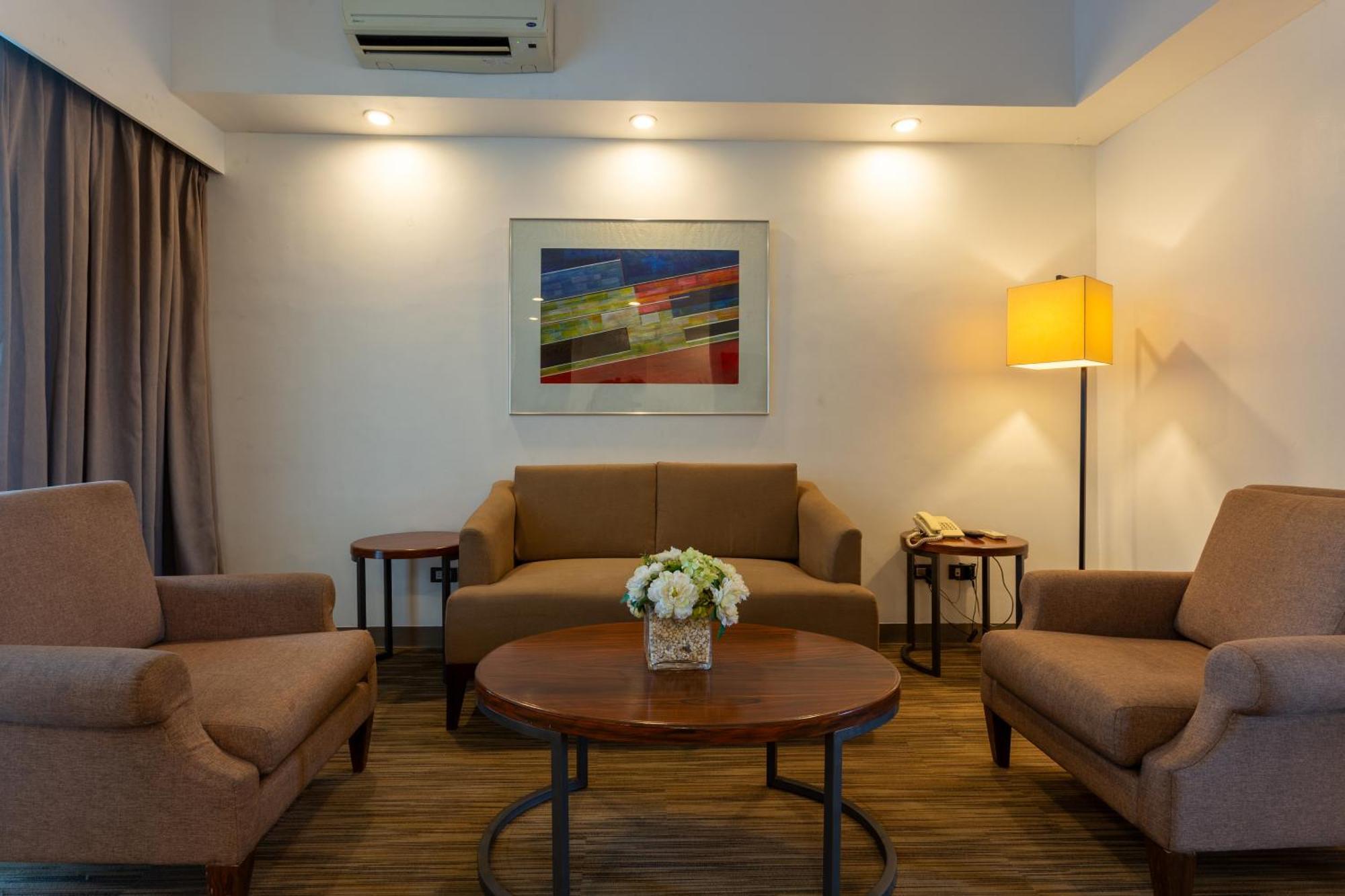 La Breza Hotel Quezon City Exterior foto